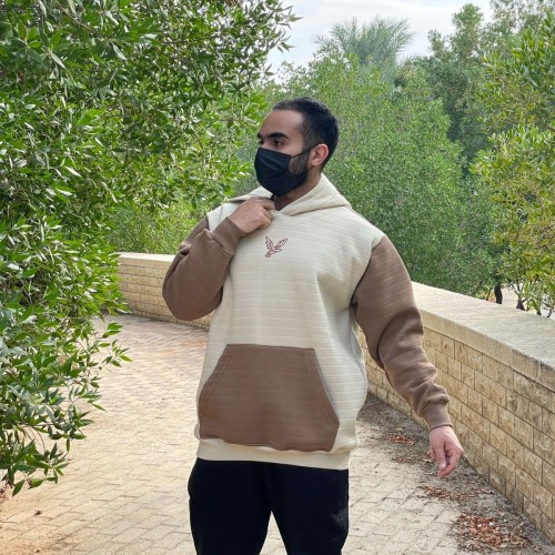 هودي باللون الرملي بأكمام بنية مع تطريز صدر
