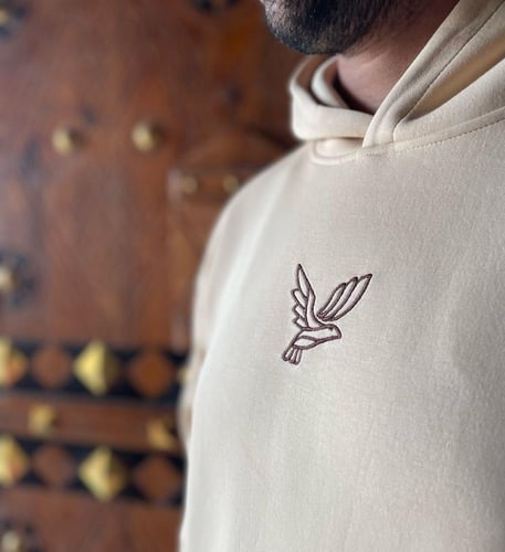 هودي باللون الرملي بتطريز ظهر