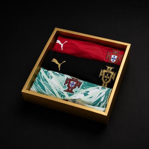 طقم منتخب البرتغال 2026 بثلاثة تيشرتات داخل علبة ف...