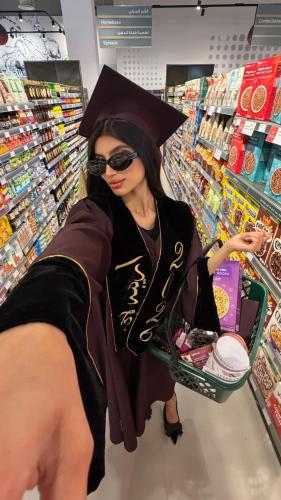 عباية تخرج نسائي فاخرة مع قبعة وشال بتصميم أنيق وح...