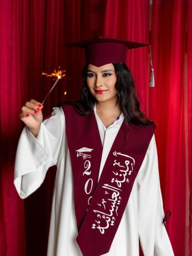 روب تخرج نسائي فاخر مع قبعة وشال بتصميم أنيق