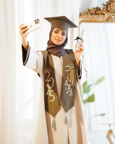 عبايات تخرج 2025 مطرزة بالاسم