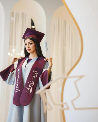 عباية تخرج نسائية فاخرة مع قبعة وشال
