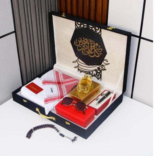 بوكس هدايا رجالي فاخر مع شماغ كارتير وعطر ونظارة و...
