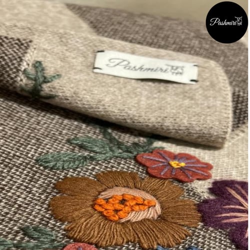 شال خاكي على بني غانق مع بيج غامق صوف كشميري مع صو...