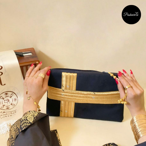 شنطة يوم التأسيس لون أسود زري ذهبي تقاطع