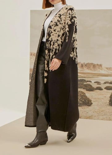 معطف نسائي أرضية سوداء تطريز بيج عالي الجودة