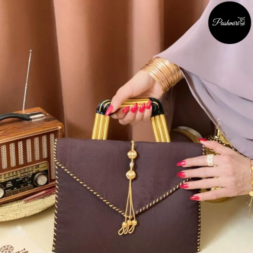 شنطة يوم التأسيس لون عودي زري ذهبي قصّة مثلث مسكة...