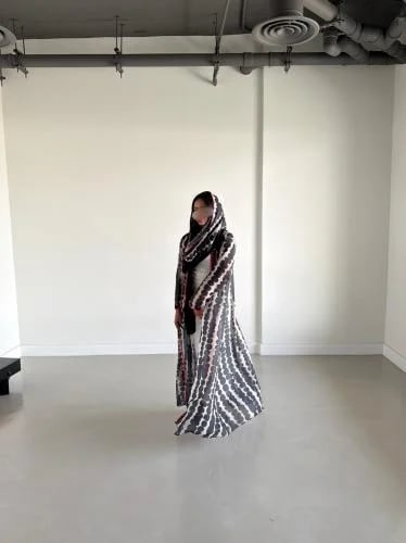 عبايا بيج شيفون مطبع مع بييه أحمر