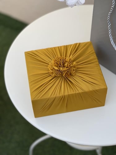 طقم رجالي بالاسم " فضي بذهبي"