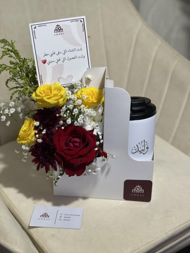 كوب بالاسم مع ورد