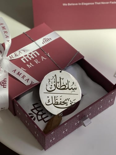 تعليقة سياره بصوره واسم وعباره