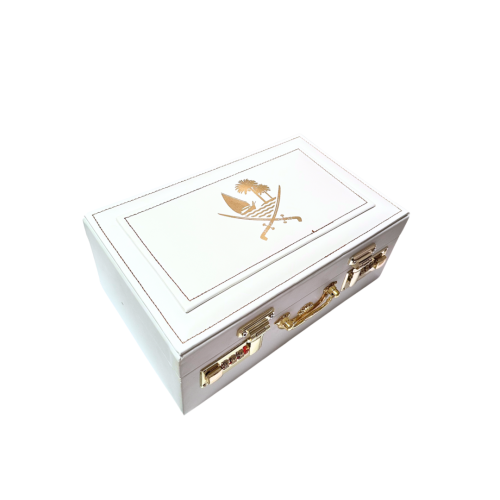 صندوق إهداء علبة جلد فاخر بأقفال أبيض بشعار قطر نص...