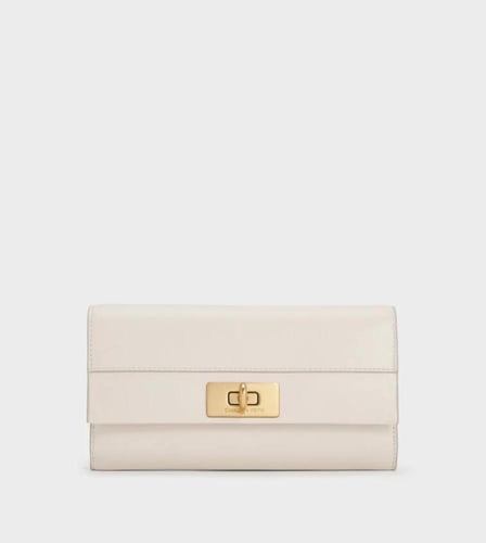 شنطة مع سلسلة باللون البيج من تشارلز