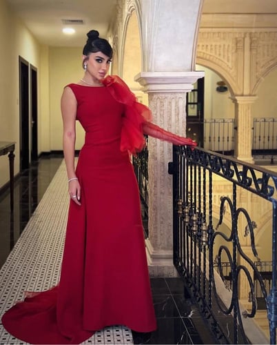 فستان من قماش الجازار مع طبقات من سارة المحيسن