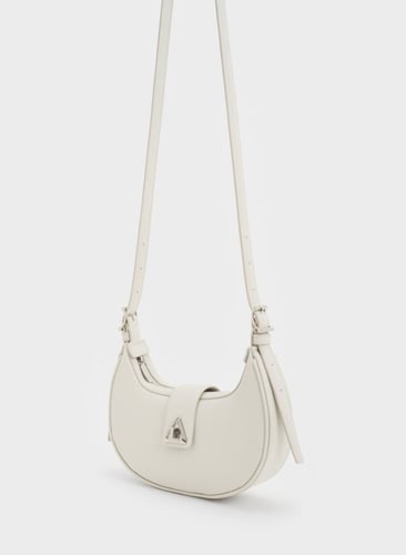 حقيبة كتف بحزام مزينة بلمسات معدنية من تشارلز اند...