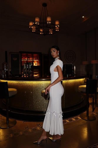 فستان أبيض مع فيونكة من آيو أتيليه