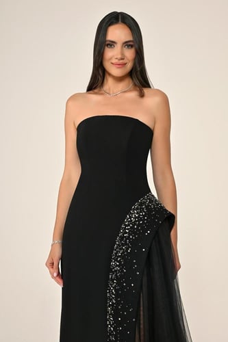 فستان ماكسي من الكريب المرصع بالأحجار من ألفا بيتا