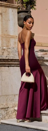 فستان ماكسي من الساتان باللون عنابي من ميفاي