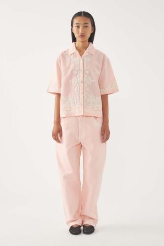 بلوزة من الكتان مطرزة ورد باللون الوردي من أنتيكبا...