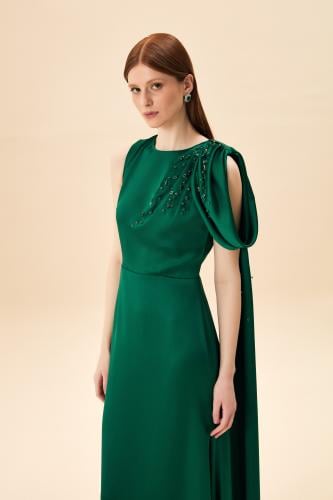 فستان سهرة أخضر من الساتان بأكمام مطرزة من راسيت ب...