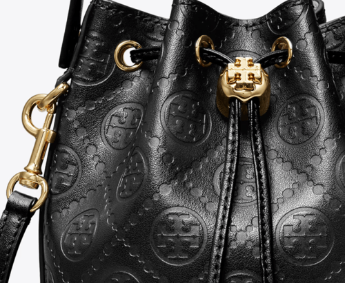 حقيبه صغيره من الجلد بطبعه المونوغرام من توري برتش