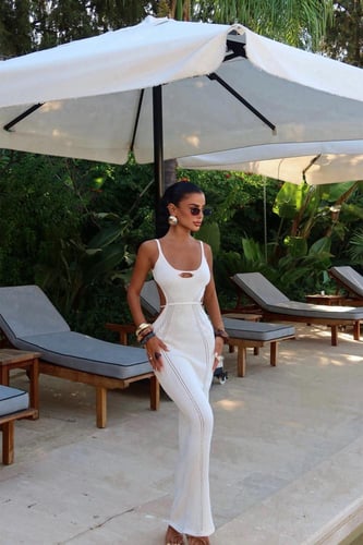 فستان ماكسي مع فتحة بالظهر باللون الأبيض من إييو ا...