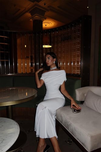 فستان أبيض مع فيونكة من آيو أتيليه