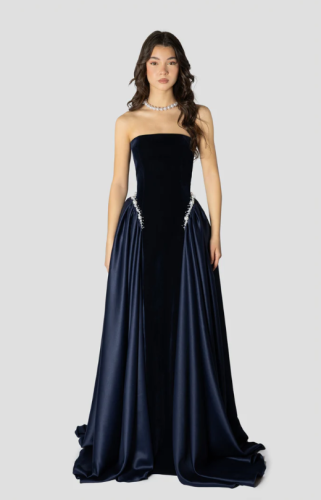 فستان مطرز باللون الأزرق الداكن واللؤلؤ من فالنتاي...