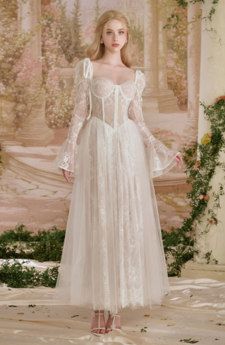 فستان كلوفر من الحرير والدانتيل