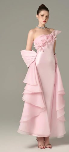 فستان مع الزهور المصنوعة يدويا مع طبقات من الشيفون...