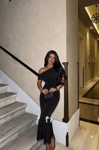 فستان أسود مع فيونكة من آيو أتيليه