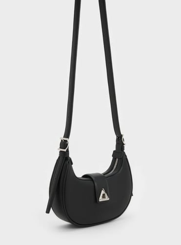 حقيبة كتف بحزام مزينة بلمسات معدنية من تشارلز اند...