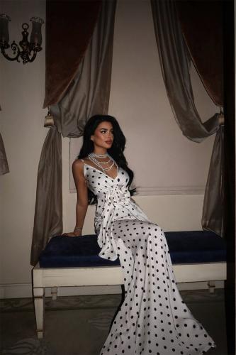 فستان أبيض منقط من آيو أتيليه