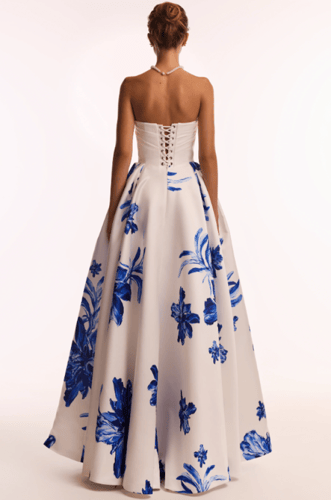 فستان ماكسي باللون الأبيض مع زهور زرقاء من اتز ميل...