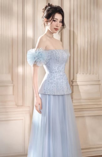 فستان بأكمام مكشكشة من قماش التفتا الشبكي