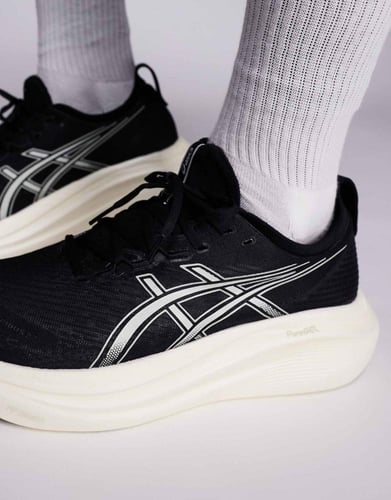 حذاء رياضي للجري باللونين الأسود والأبيض من اسيكس