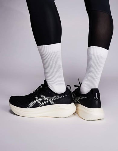 حذاء رياضي للجري باللونين الأسود والأبيض من اسيكس