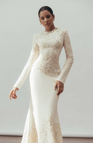 فستان بتصميم حورية البحر مع تفاصيل من الدانتيل مصن...