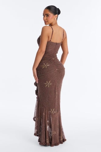 فستان بني بثنيات