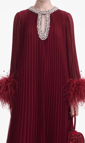 فستان متوسط ​​الطول من الشيفون باللون العنابي مع ر...