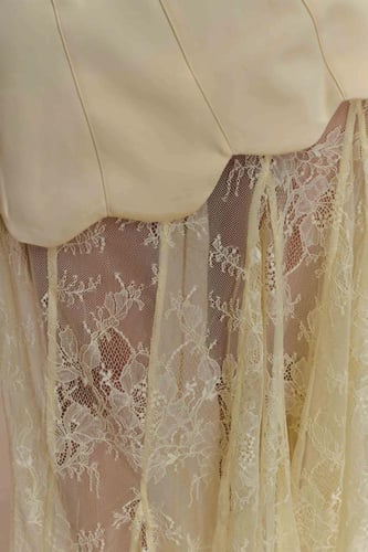 فستان ماكسي من الساتان والدانتيل من مشكاي