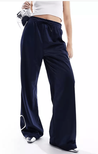 بنطال رياضي بقصة مستقيمة وخطوط على شكل قلب من مونك...