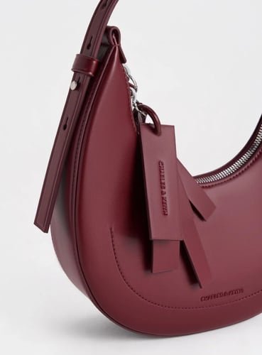 حقيبه باللون البرغندي من تشارلز اند كيث