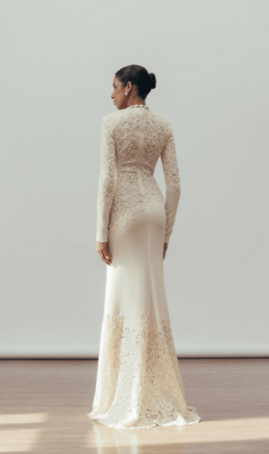 فستان بتصميم حورية البحر مع تفاصيل من الدانتيل مصن...