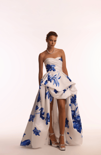 فستان ماكسي باللون الأبيض مع زهور زرقاء من اتز ميل...