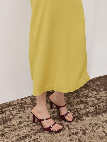 صندل بكعب عالٍ بلون عنابي مزين بالكريستال من أوتري...