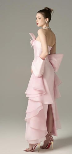 فستان مع الزهور المصنوعة يدويا مع طبقات من الشيفون...