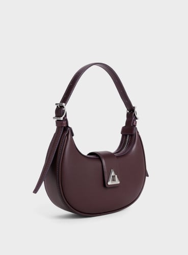 حقيبة كتف بحزام مزينة بلمسات معدنية من تشارلز اند...