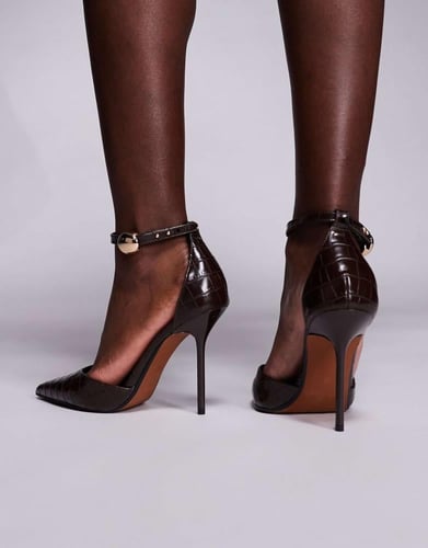 حذاء بكعب من جلد التمساح باللون البني من أسوس